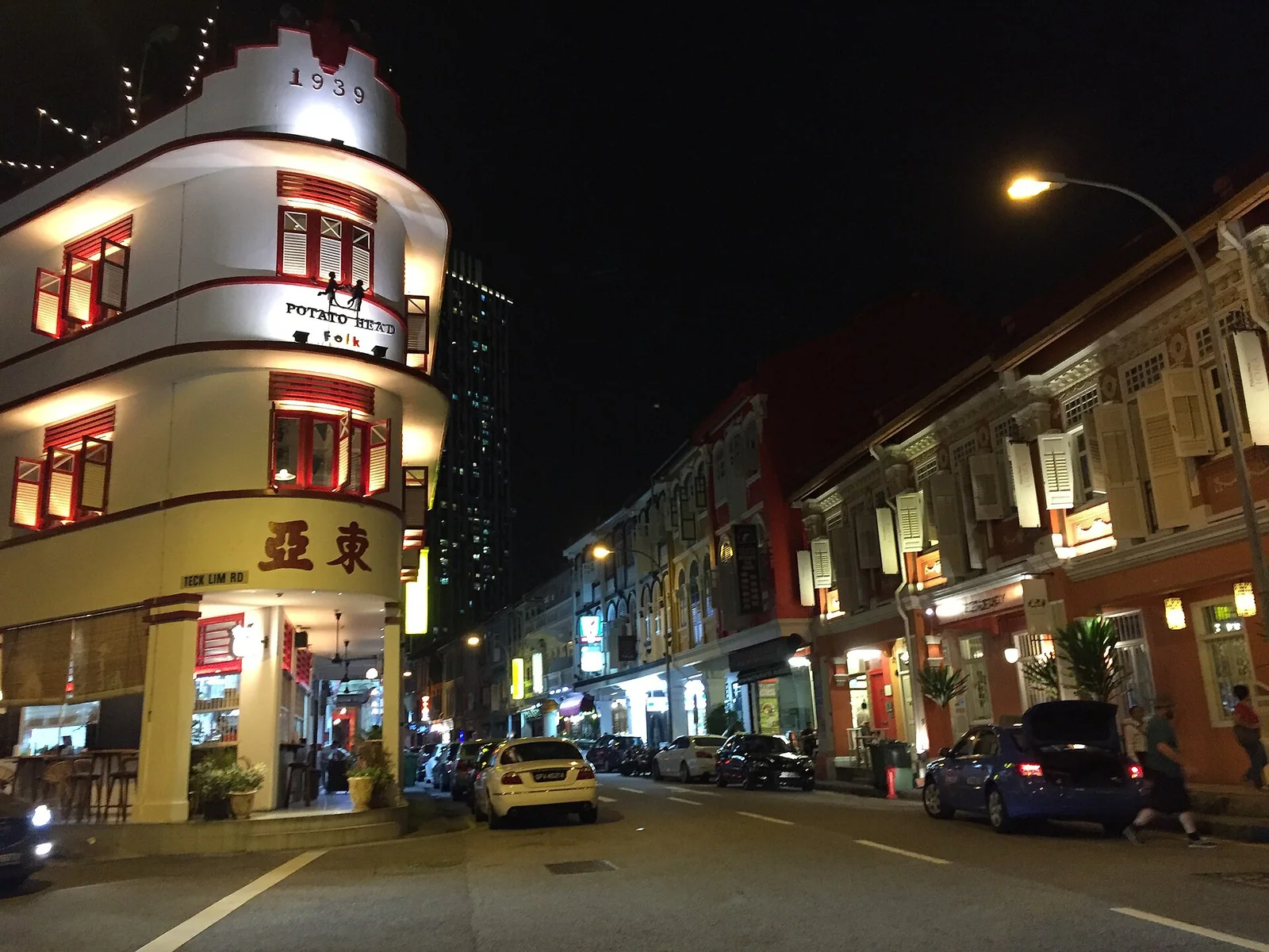 丹戎巴葛恭锡路夜间亮灯的转角店屋与街边小酒馆